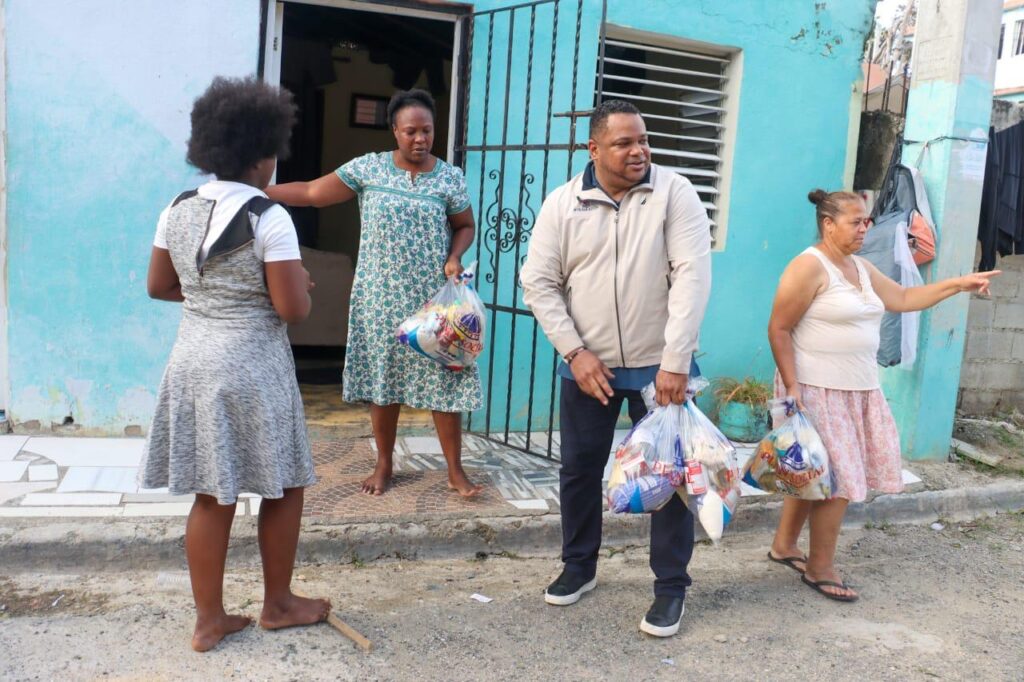 Diputado Aldo Adón lleva asistencia a familias afectadas por lluvias en Nuevo Amanecer - Noticias de hoy en República Dominicana | De Último Minuto