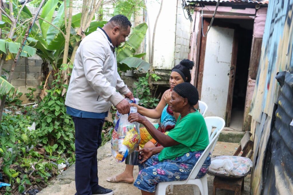 Diputado Aldo Adón lleva asistencia a familias afectadas por lluvias en Nuevo Amanecer - Noticias de hoy en República Dominicana | De Último Minuto