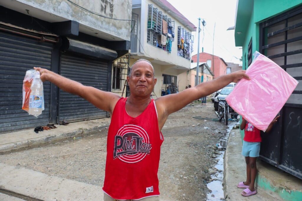 Diputado Aldo Adón lleva asistencia a familias afectadas por lluvias en Nuevo Amanecer - Noticias de hoy en República Dominicana | De Último Minuto