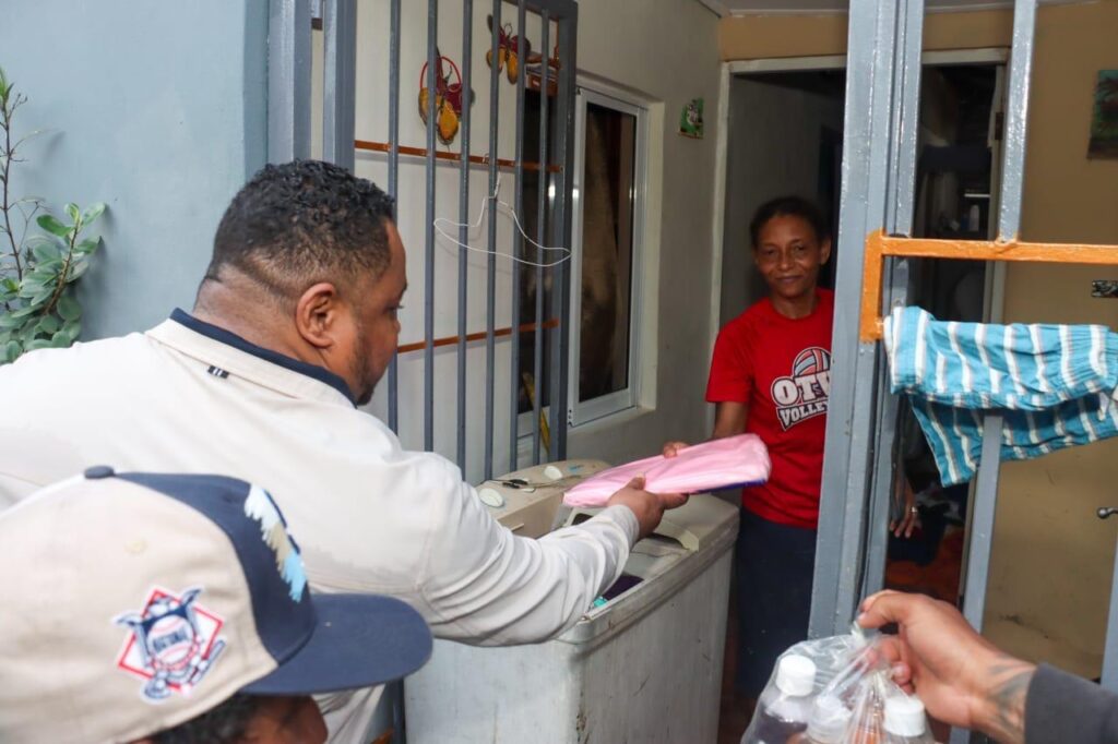 Diputado Aldo Adón lleva asistencia a familias afectadas por lluvias en Nuevo Amanecer - Noticias de hoy en República Dominicana | De Último Minuto