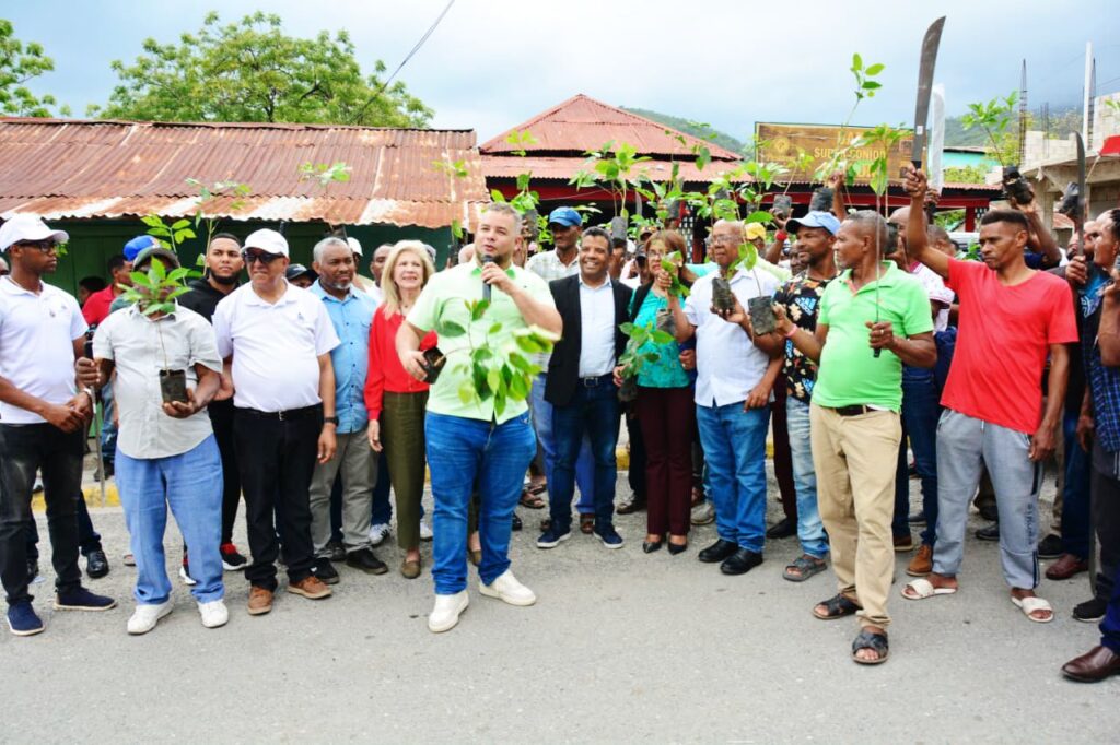 FEDA impulsa caficultura en Peralta con entrega de 60 mil plántulas en el Día Nacional del Café