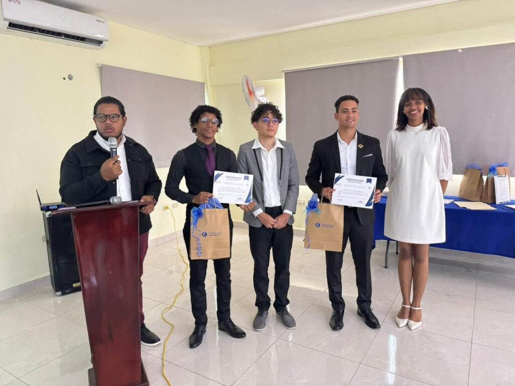 Juramentan Club Estudiantil de Liderazgo en la Regional 03 de Educación en Azua - Noticias de hoy en República Dominicana | De Último Minuto