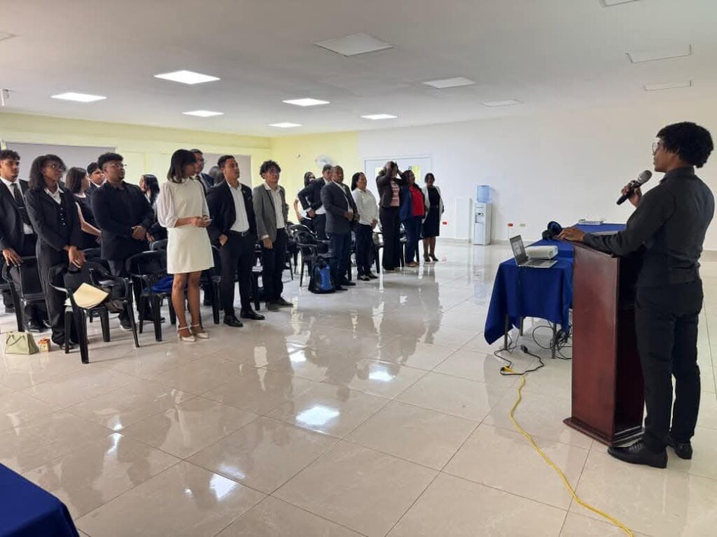 Juramentan Club Estudiantil de Liderazgo en la Regional 03 de Educación en Azua - Noticias de hoy en República Dominicana | De Último Minuto