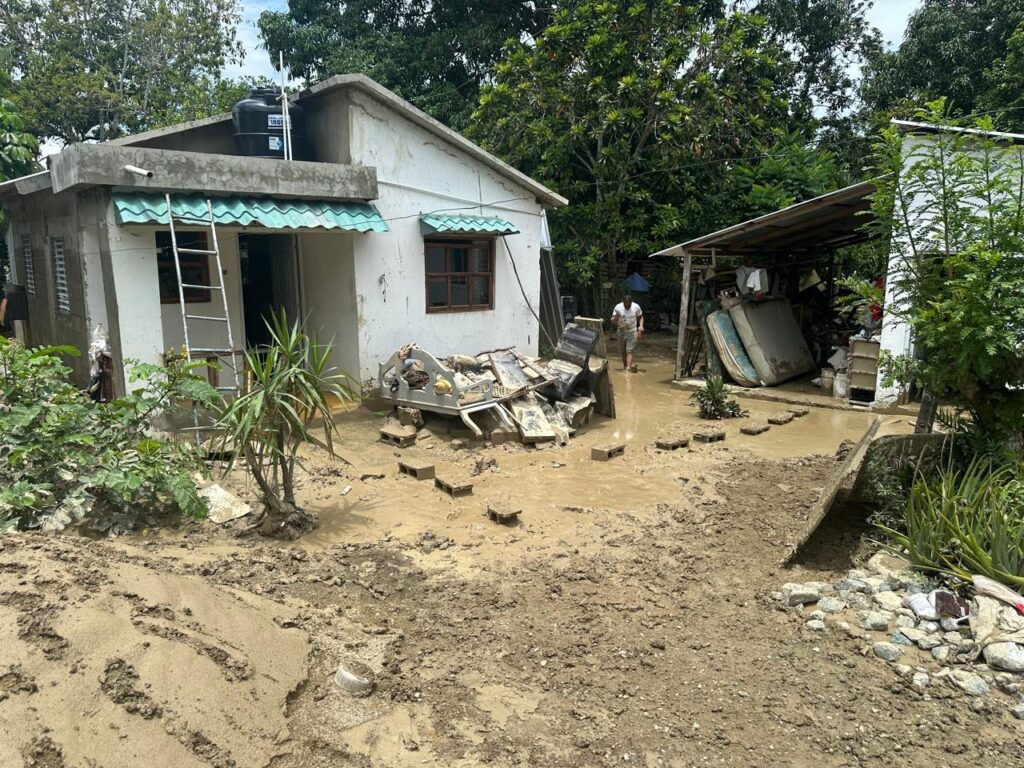 “Perdí todo”: crecida del río Camú colapsa comunidad en Puerto Plata