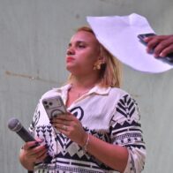 En el marco de la celebración del Desfile Cultural Las Galeras 2026, la psicóloga y comunicadora Emely Díaz destacó la importancia del respaldo de las autoridades
