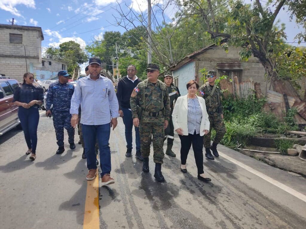 Ministro de Defensa visita zona afectada y se reúne con autoridades de el Seibo - Noticias de hoy en República Dominicana | De Último Minuto