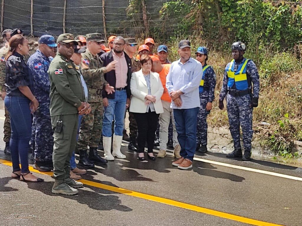 Ministro de Defensa visita zona afectada y se reúne con autoridades de el Seibo - Noticias de hoy en República Dominicana | De Último Minuto