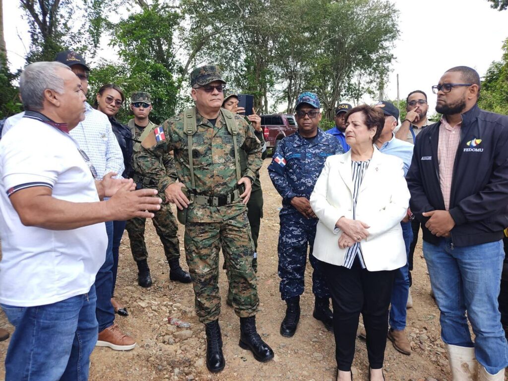 Ministro de Defensa visita zona afectada y se reúne con autoridades de el Seibo - Noticias de hoy en República Dominicana | De Último Minuto