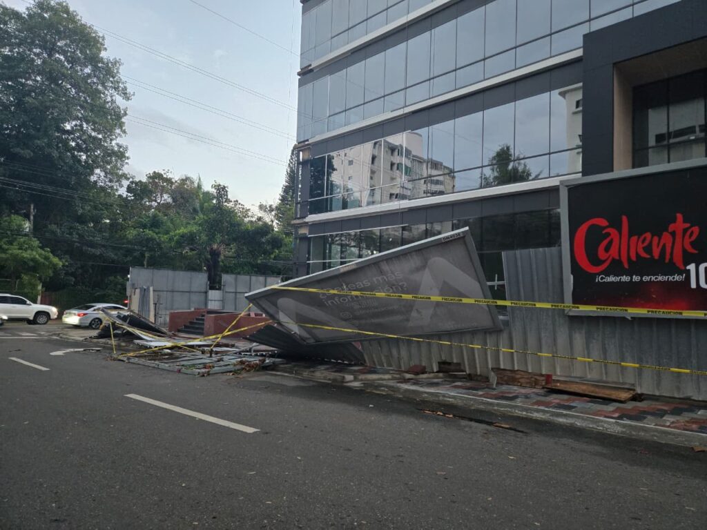 Paredes colapsadas, vehículos afectados y aceras con ramas: el saldo del ventarrón en el Distrito Nacional - Noticias de hoy en República Dominicana | De Último Minuto