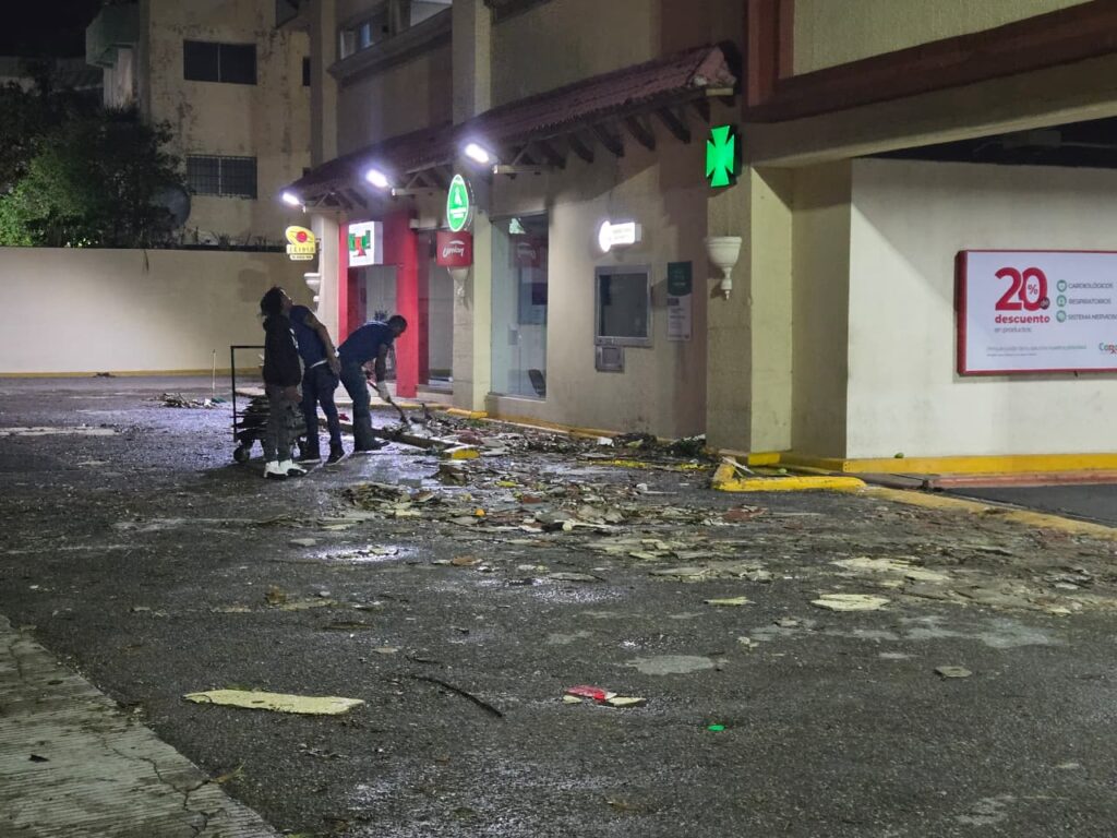 Paredes colapsadas, vehículos afectados y aceras con ramas: el saldo del ventarrón en el Distrito Nacional - Noticias de hoy en República Dominicana | De Último Minuto