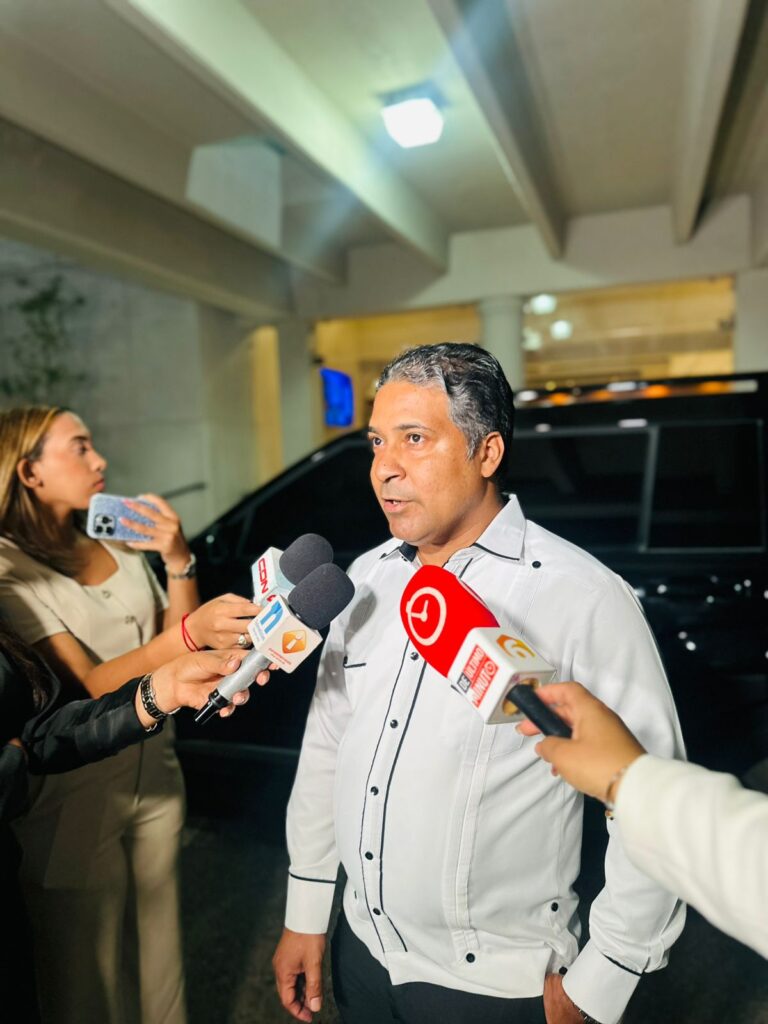 Ante la presencia de familiares y figuras de la vida pública, son velados los restos de Carlos Batista Matos - Noticias de hoy en República Dominicana | De Último Minuto