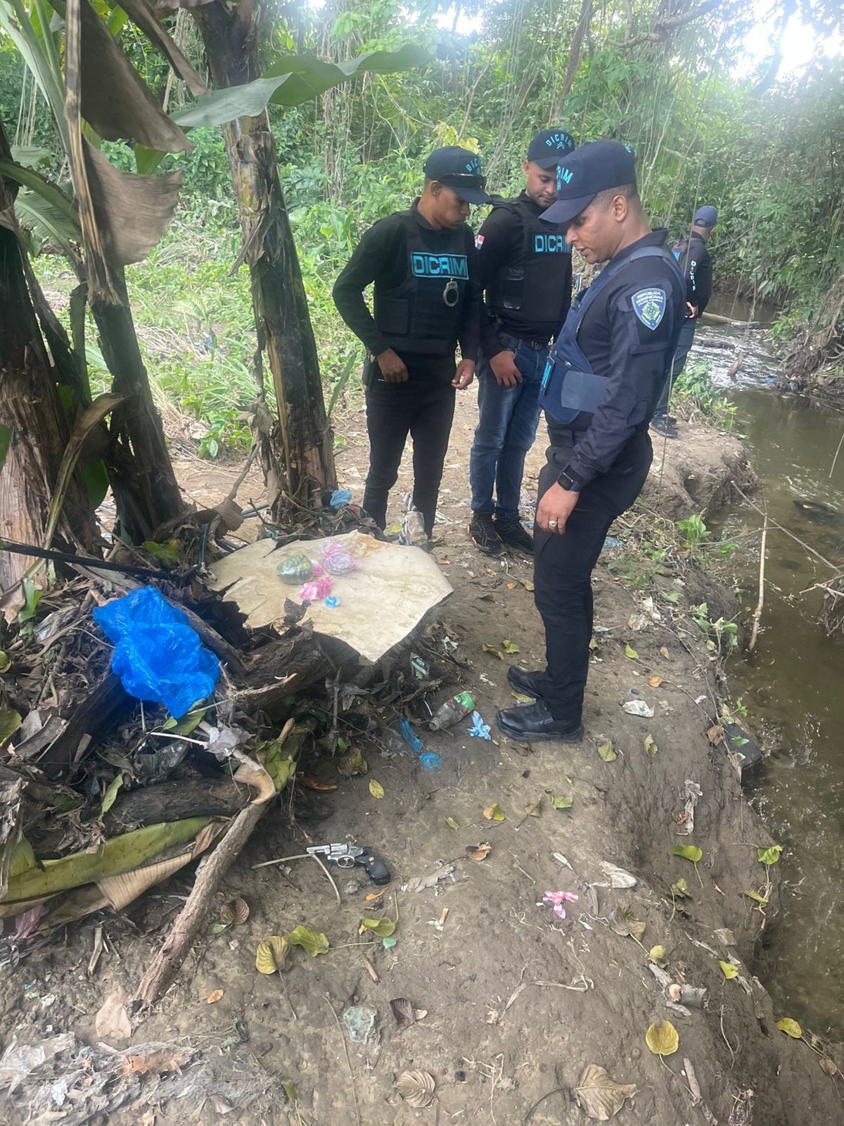 Policía nacional ocupa drogas y arma de fuego en operativo preventivo en La Vega