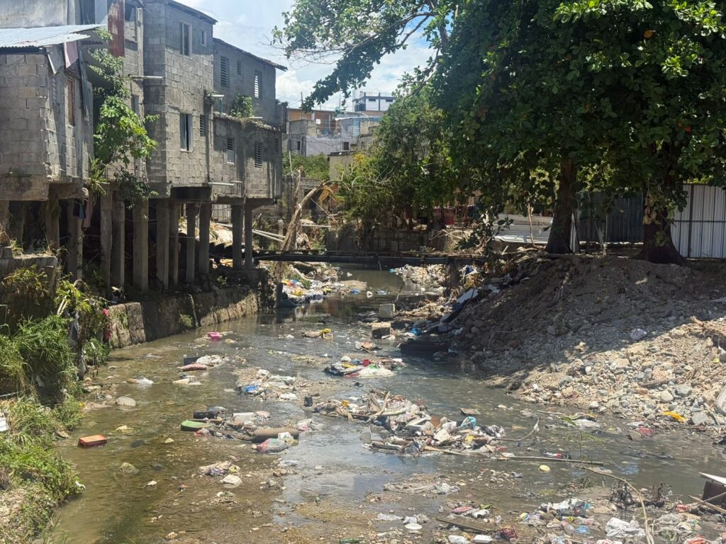 Ante pronóstico de nuevas lluvias, residentes en Las 800 piden al Gobierno una solución real a la cañada - Noticias de hoy en República Dominicana | De Último Minuto