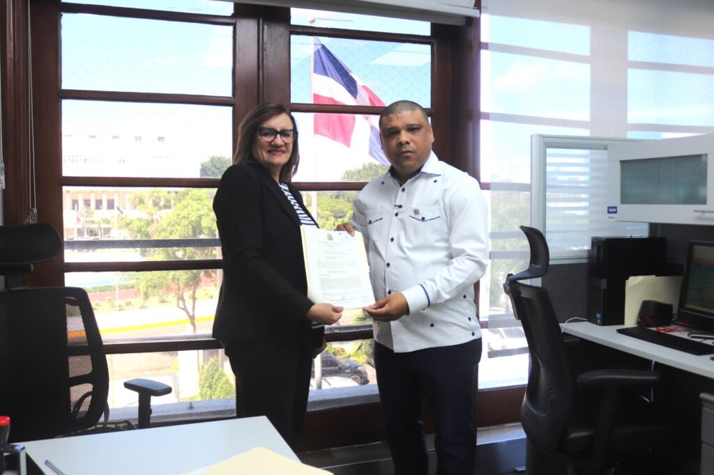Desborde de cañada afecta tránsito en puente de Don Pedro, Santiago
