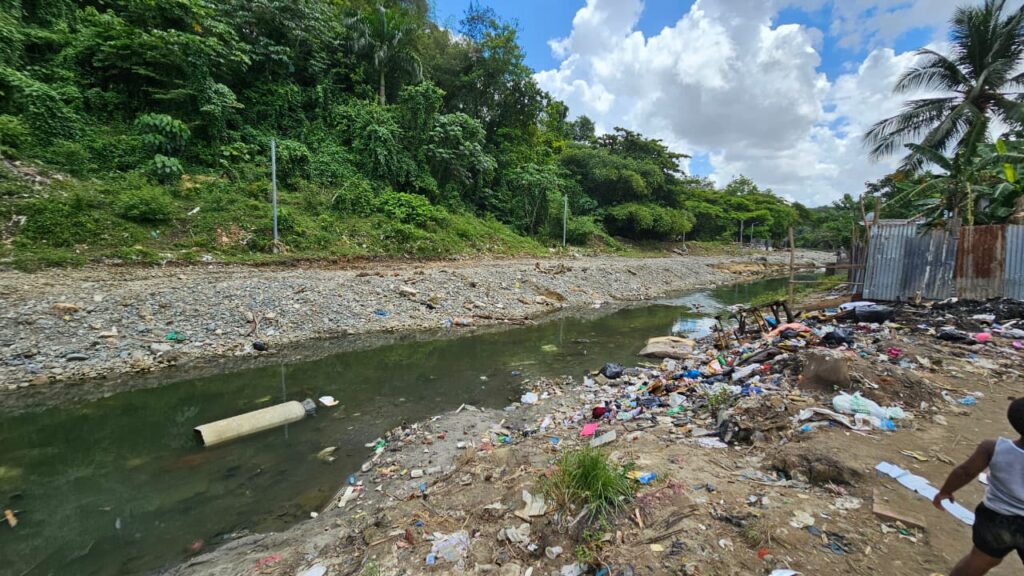 Moradores en La Puya de Arroyo Hondo piden al Gobierno intervenir cañada La Piscina - Noticias de hoy en República Dominicana | De Último Minuto