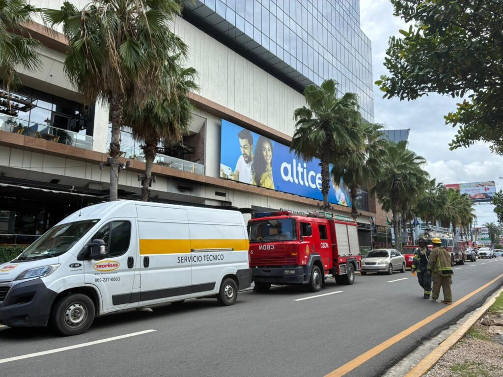 Mantienen cerrada la Av. Núñez de Cáceres por fuga de gas en plaza Down Town Center - Noticias de hoy en República Dominicana | De Último Minuto