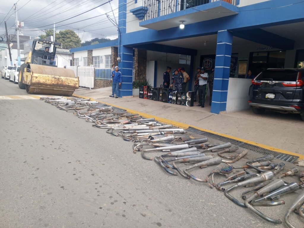 Ocupan mofles y bocinas en operativos preventivos en Constanza - Noticias de hoy en República Dominicana | De Último Minuto