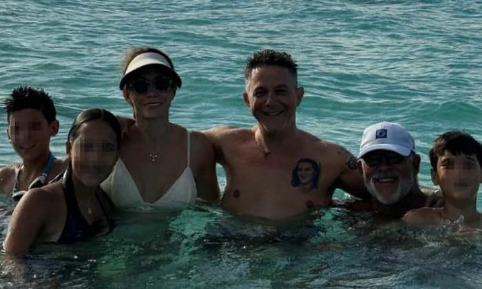 Alejandro Sanz rinde homenaje a víctimas del Jet Set durante un concierto