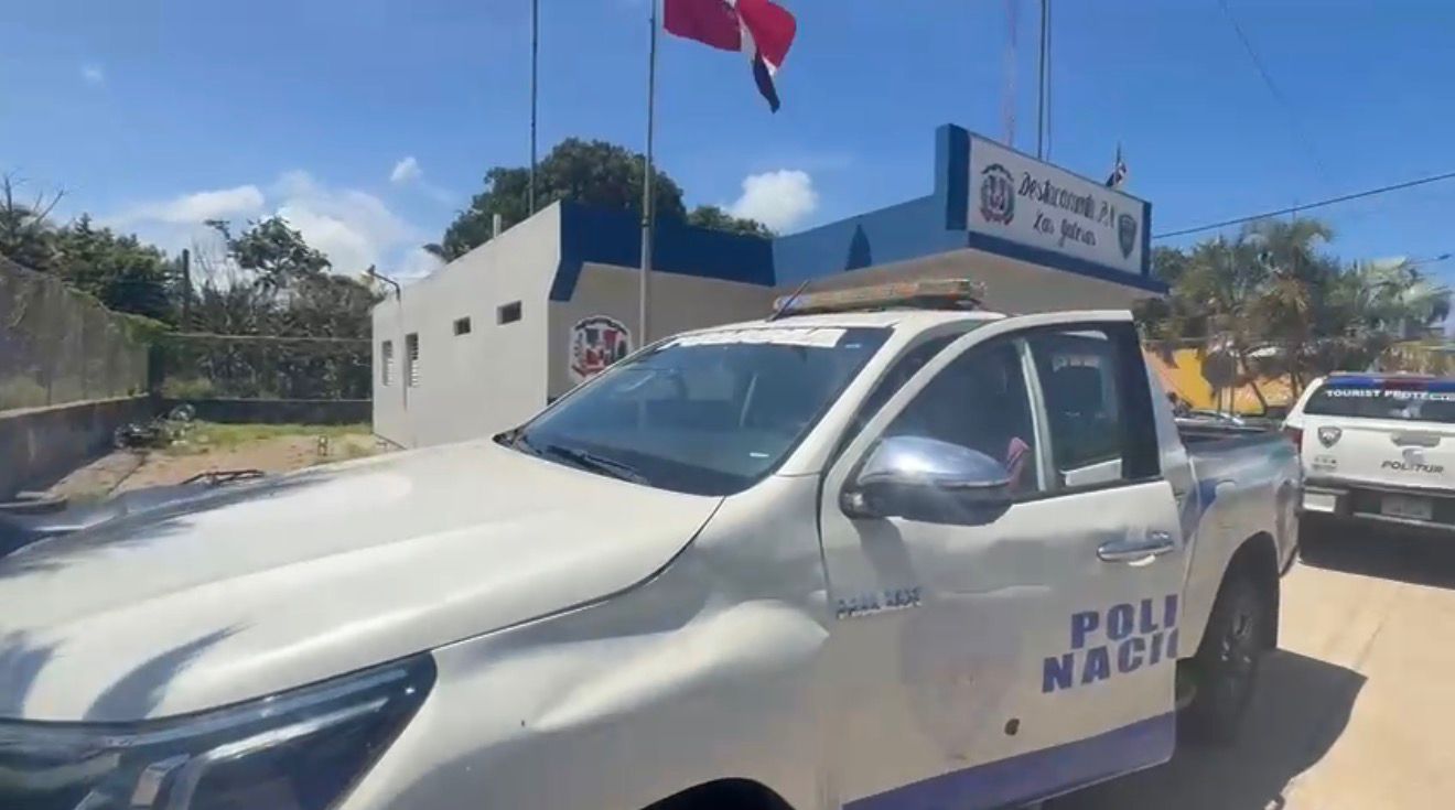 Vehículo policial dañado por meses deja a Las Galeras con patrullaje limitado - Noticias de hoy en República Dominicana | De Último Minuto