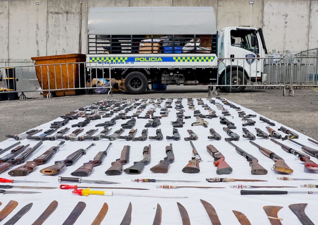 Director de la PN participa en destrucción de 14,699 armas incautadas