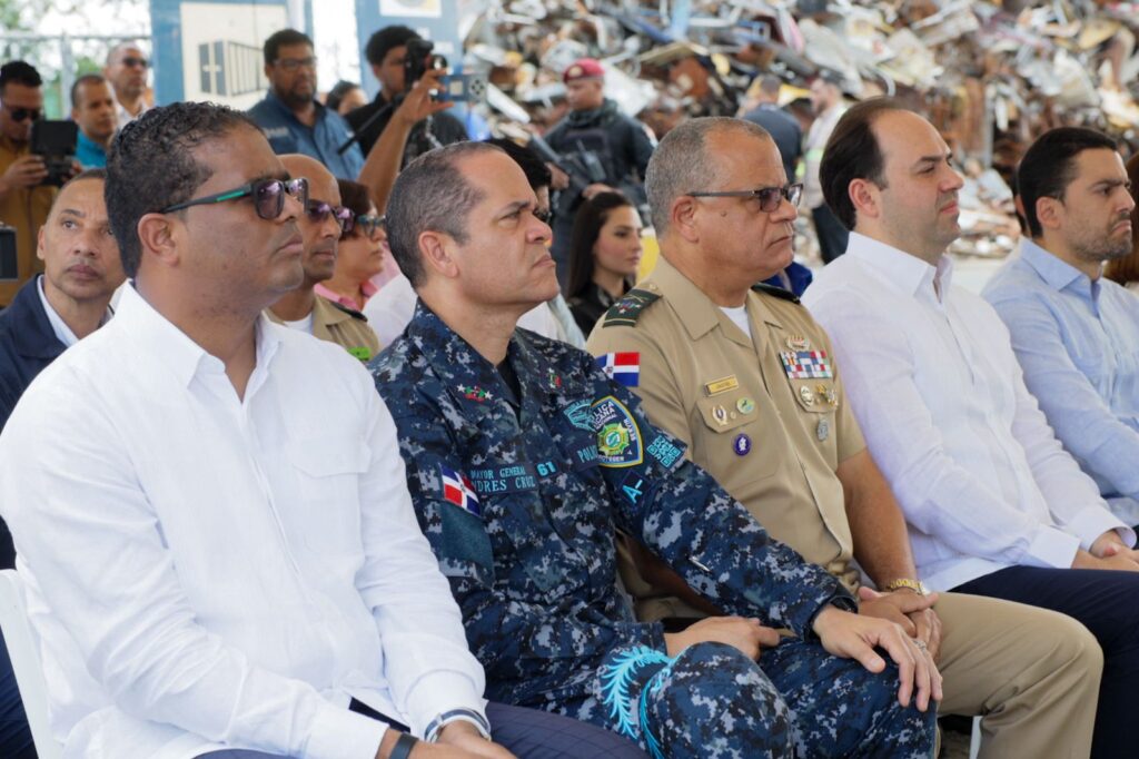 Director de la PN participa en destrucción de 14,699 armas incautadas