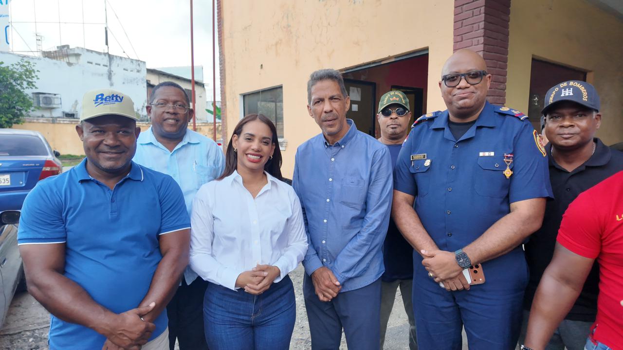 Betty Gerónimo inicia reconstrucción de estación de bomberos en SDN tras una década de abandono