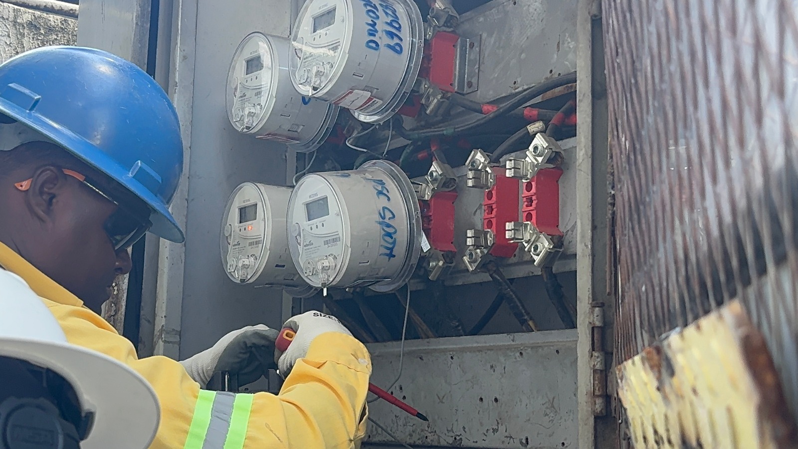 Detectan fraude eléctrico millonario durante operativo en SDE - Noticias de hoy en República Dominicana | De Último Minuto