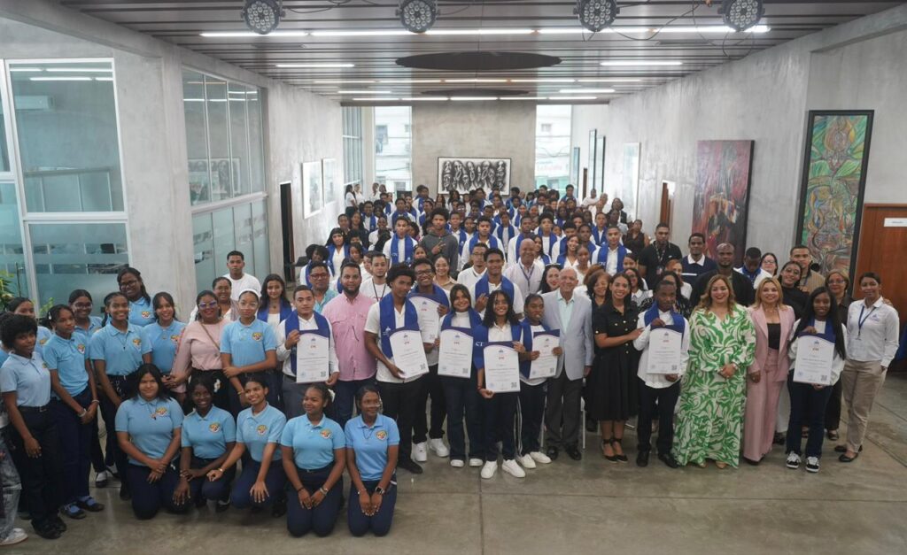 CTC certifica a 350 jóvenes en Sabana Perdida y fortalece ecosistema tecnológico comunitario - Noticias de hoy en República Dominicana | De Último Minuto
