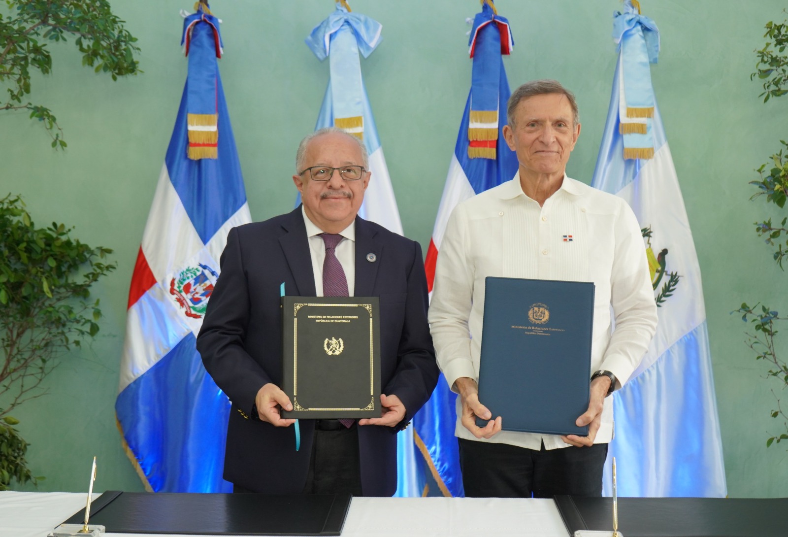 El canciller Roberto Álvarez y su homólogo guatemalteco, Carlos Ramiro Martínez Alvarado.