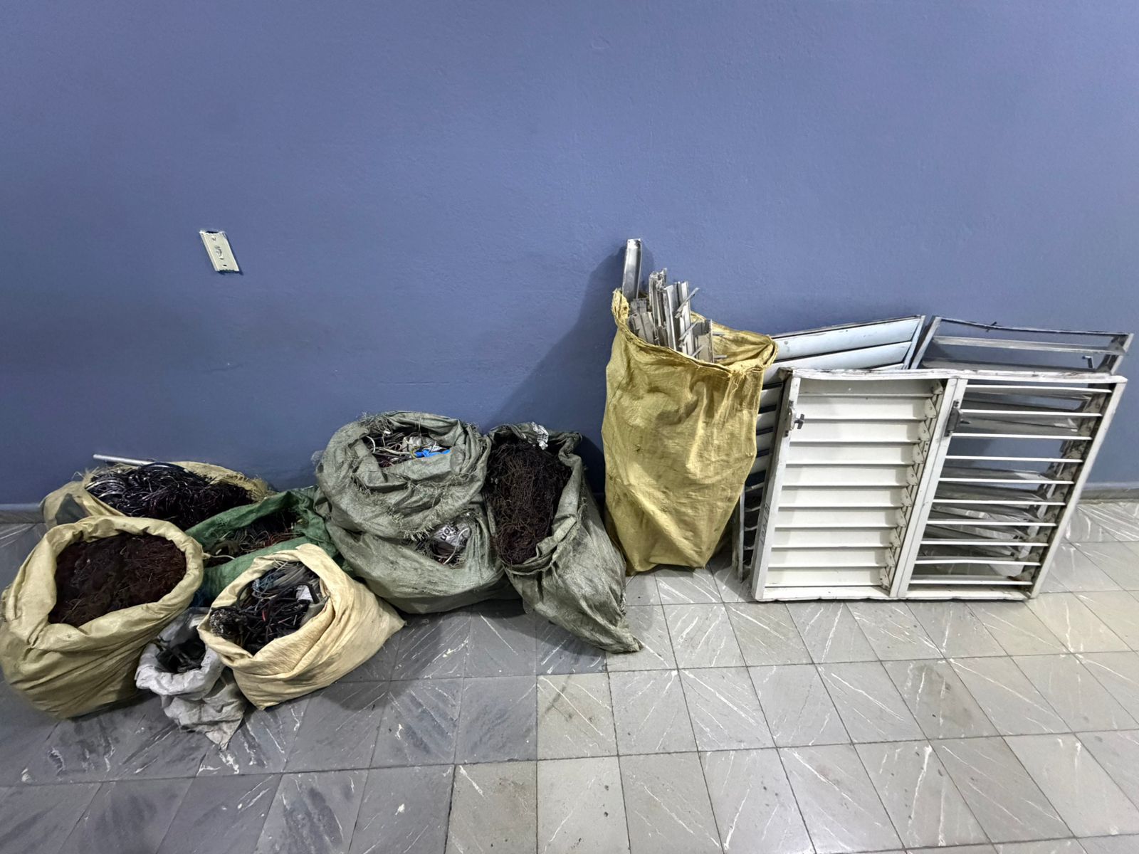 Arrestan dos hombres tras allanamiento a metalera en San Juan - Noticias de hoy en República Dominicana | De Último Minuto