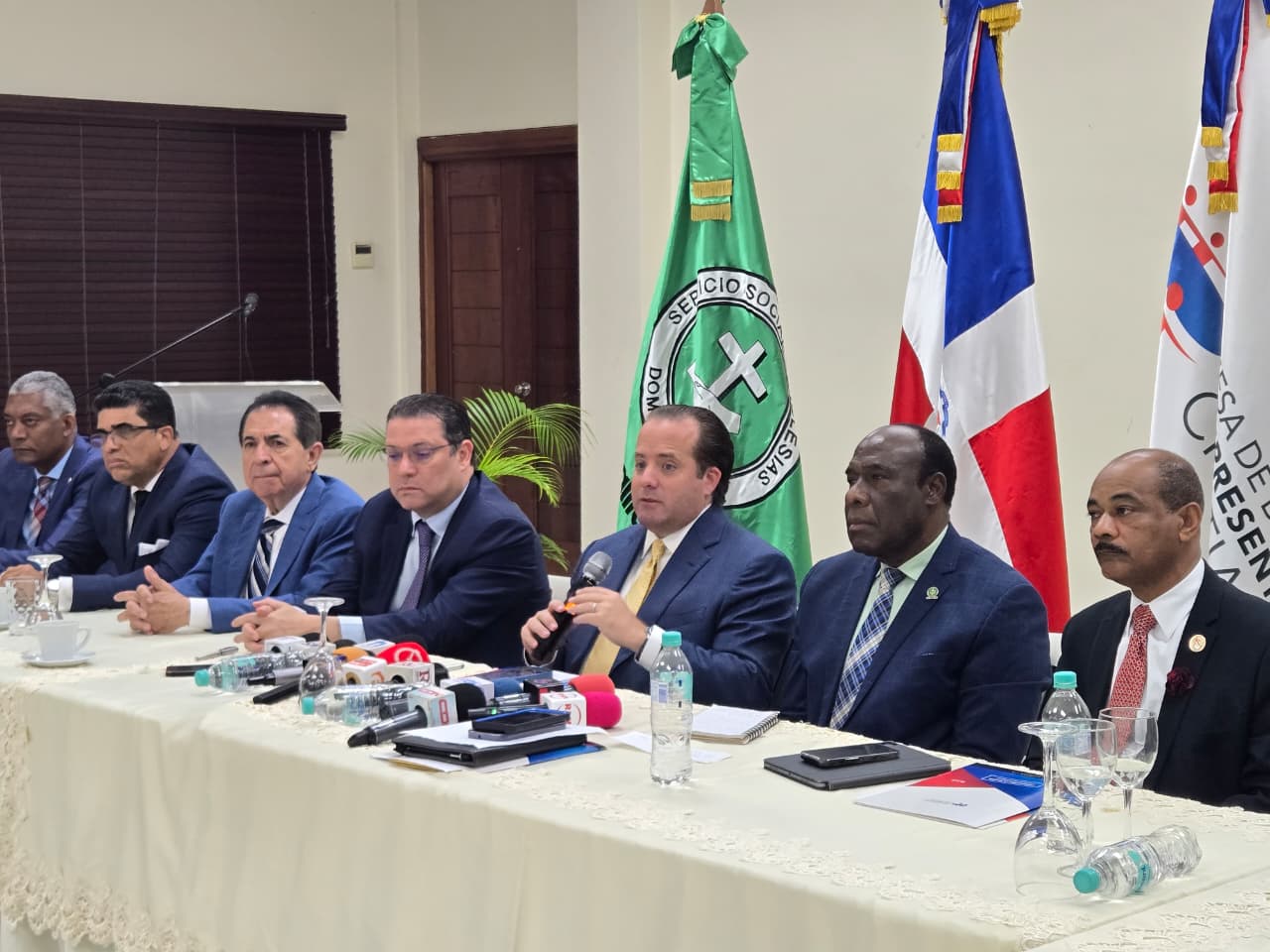 Gobierno dominicano refuerza diálogo con iglesias ante impacto de crisis global