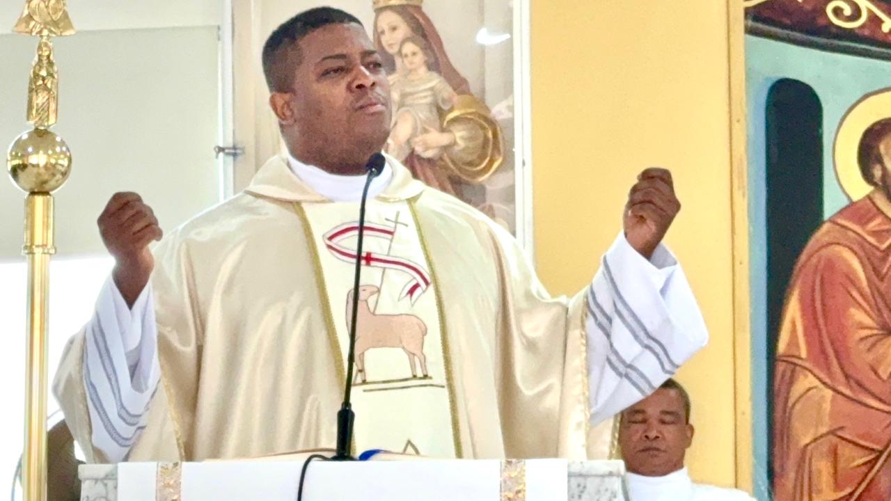 En plena homilía sacerdote exige terminación de calles tras 4 años de su destrucción en Sabana Grande de Boyá
