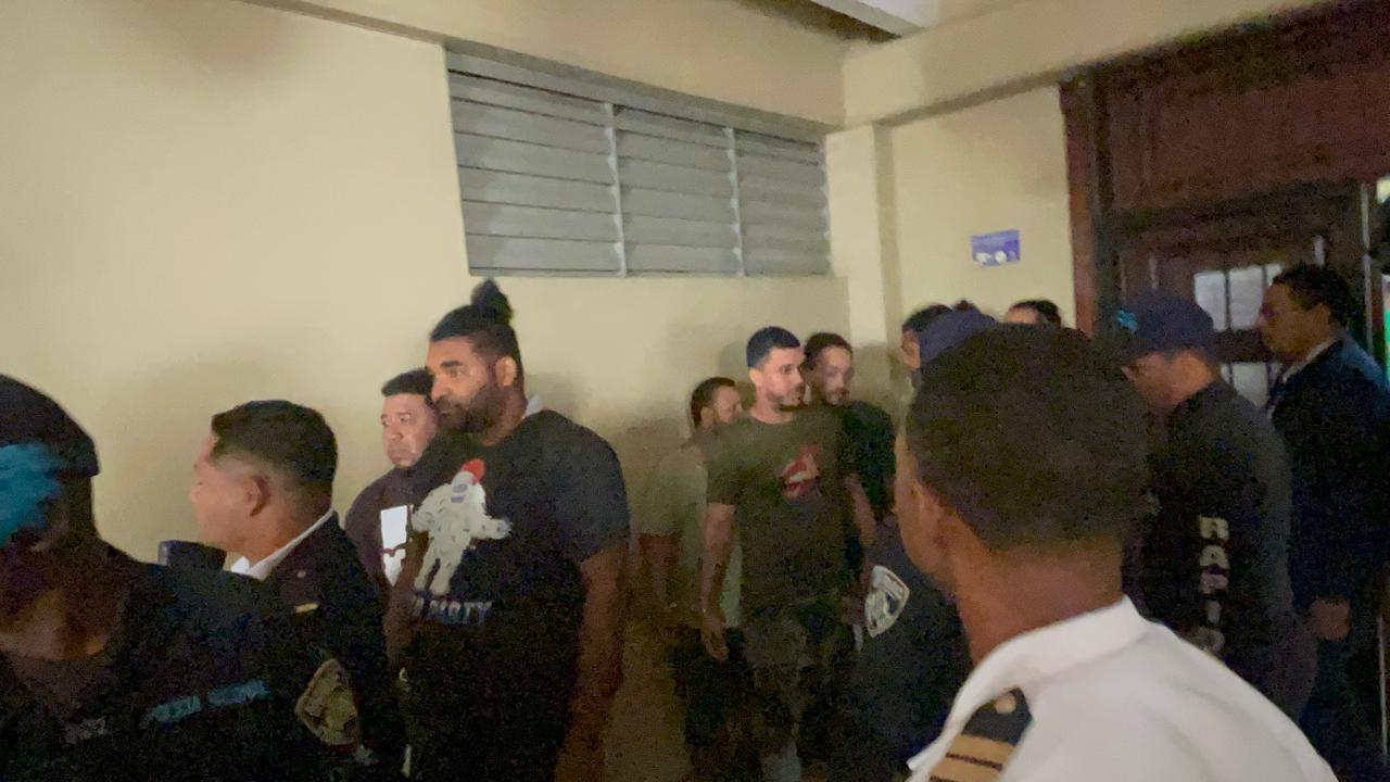Bajo fuerte medidas de seguridad trasladan a la sala de audiencia a siete imputados por muerte de chofer en Santiago - Noticias de hoy en República Dominicana | De Último Minuto