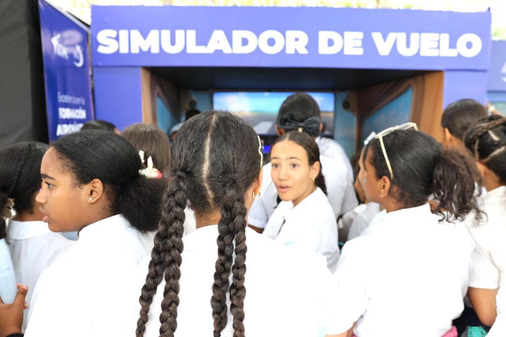 Más de 10 mil estudiantes viven experiencia del simulador de vuelo en la Feria del Libro del Cibao 2026 - Noticias de hoy en República Dominicana | De Último Minuto