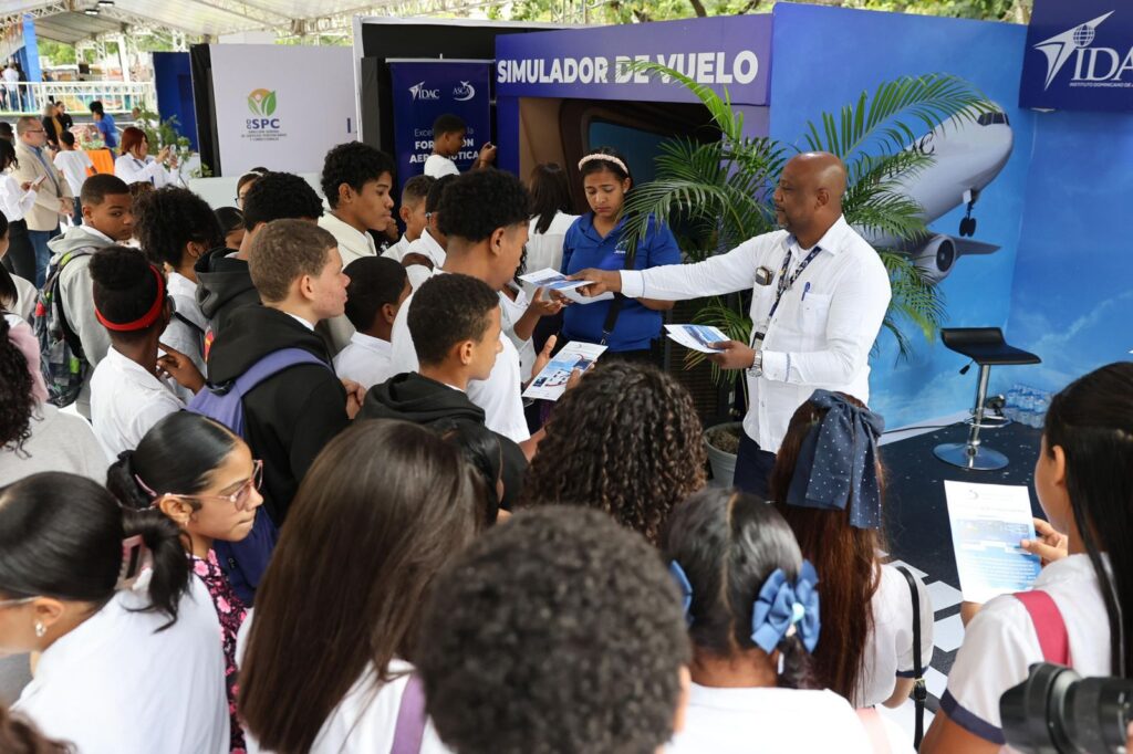 Más de 10 mil estudiantes viven experiencia del simulador de vuelo en la Feria del Libro del Cibao 2026 - Noticias de hoy en República Dominicana | De Último Minuto