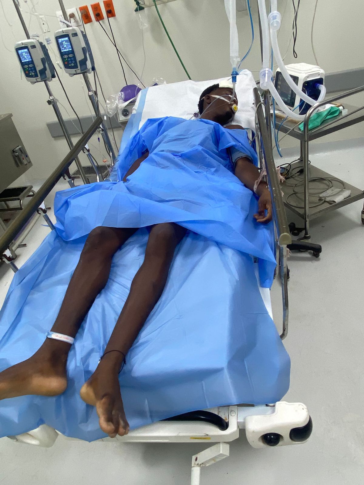 Familiares de joven en estado crítico denuncian falta de traslado a centro especializado