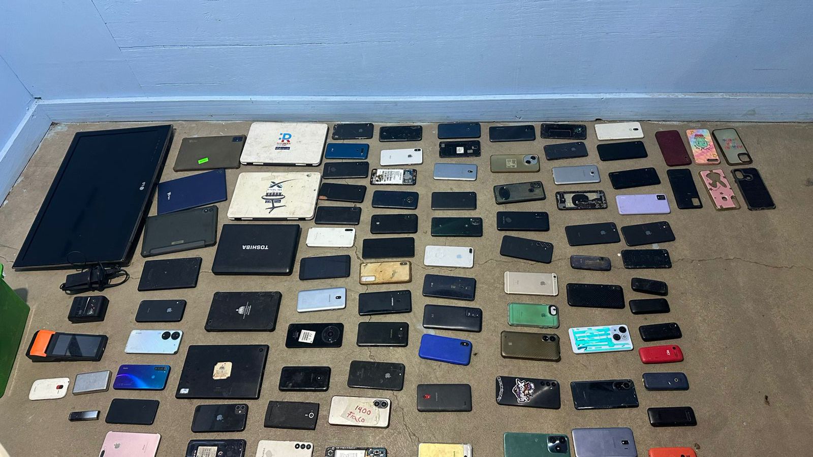 Policía y Ministerio Público incautan decenas de dispositivos electrónicos en operativo en Santiago