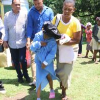Senador Pedro Tineo asiste a niña con enfermedad genética en El Placer, Yamasá