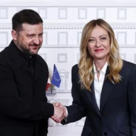 La mandataria subrayó que el apoyo financiero aprobado por el Consejo Europeo es «un instrumento fundamental para la supervivencia de Ucrania», advirtiendo que una crisis financiera en Kiev tendría «daños incalculables para la estabilidad de toda Europa». También defendió que la posición de Europa y de Italia ha sido en los cuatro años de guerra «siempre la misma», del lado de Kiev, del pueblo y de sus instituciones. Cooperación en defensa Uno de los puntos clave del encuentro fue el fortalecimiento de la cooperación en materia de defensa. La mandataria, que se dirigió a Zelenski como su «amigo», destacó que Italia está «muy interesada» en desarrollar una producción conjunta de tecnología militar, especialmente en el sector de los drones, donde reconoció a Ucrania como una «nación guía». «La inestabilidad se está volviendo poco a poco nuestra nueva normalidad. Es un escenario que desorienta, que puede asustar, pero yo pienso que, sobre todo en momentos como estos, se comprenda cómo la amistad entre pueblos hermanos, que se han ayudado en los momentos más difíciles de su historia, marca la diferencia», concluyó. EuroEFE, EuroEFE Exteriores, EuroEFE Guerra en Ucrania, Mundo Guerra de Ucrania, Italia, Unión Europea Cashco adquiere 3B Controls para ampliar su cartera de seguridad y almacenamiento de tanques para productos químicos, petroquímicos, biogás y otras aplicaciones industriales de alto valor Cashco adquiere 3B Controls para ampliar su cartera de seguridad y almacenamiento de tanques para productos químicos, petroquímicos, biogás y otras aplicaciones industriales de alto valor La tierra batida del Conde de Godó refuerza el vínculo de Lexus con el tenis La tierra batida del Conde de Godó refuerza el vínculo de Lexus con el tenis La Universidad Europea otorga un premio honorífico a Sybilla en la II Edición de Los Creative Campus Awards La Universidad Europea otorga un premio honorífico a Sybilla en la II Edición de Los Creative Campus Awards Héctor Manuel Montero Rodríguez presenta una guía para innovar en pymes sin comprometer su sostenibilidad Héctor Manuel Montero Rodríguez presenta una guía para innovar en pymes sin comprometer su sostenibilidad La IA, una aliada para el crecimiento de los emprendedores según la FMBBVA La IA, una aliada para el crecimiento de los emprendedores según la FMBBVA Últimas entradas Melania Trump niñosMelania Trump pide al Congreso de EE.UU. impulsar normas que protejan a los niños en los hogares de acogida México tortillaLos tortilleros en México chocan con el Gobierno por alza de precios, costos e informalidad Promotora de Miami demanda a Messi y a la AFA por incumplimiento de contratoPromotora de Miami demanda a Messi y a la AFA por incumplimiento de contrato Delcy Rodríguez elecciones VenezuelaDelcy Rodríguez planea presentarse a las próximas elecciones presidenciales en Venezuela, según su abogado en EE.UU. Primer ministro belga No hay dinero para más ayudas económicas por la guerra. En la imagen, El primer ministro belga, Bart De Wever, asiste a una sesión plenaria del Parlamento belga en Bruselas, Bélgica, el pasado 2 de abril de 2026. EFE/EPA/OLIVIER MATTHYSPrimer ministro belga: «No hay dinero» para más ayudas económicas por la guerra EFE efe.com Web corporativa EFE Verifica EFE Escuela WEBS TEMÁTICAS EFE Salud EFE Verde EuroEFE Efeminista EFE Sport Business PLATAFORMAS EFE Servicios EFE Comunica OTRAS WEBS ASOCIADAS EFE Agro FundéuRAE EPA Images Aviso legal Política de privacidad Tarifas Publicitarias Facebook-f X-twitter Instagram Youtube Para consultas relacionadas con la Agencia EFE o temas comerciales, por favor utilice este formulario de contacto. Para asuntos relacionados con nuestra cobertura informativa, puede contactarnos en euroefe@efe.com. © 2026 Agencia EFE, S.A. Avd. de Burgos, 8-B. 28036 Madrid. España Tel: +34 91 346 7100. Todos los derechos reservados Zelenski reclama ante Meloni más defensa antiaérea y los fondos europeos vetados por Orbán