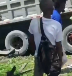 Tres muertos, incluido un menor, en accidente en la autopista 6 de Noviembre