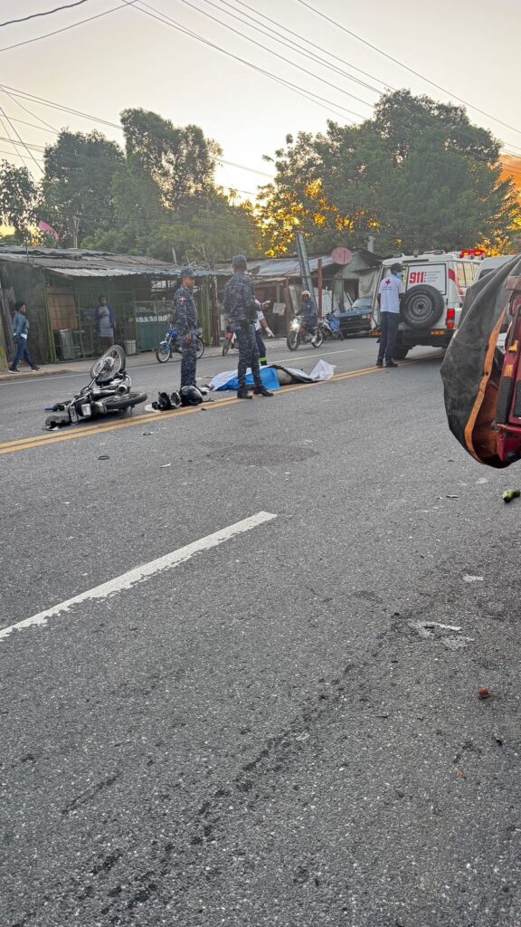 Muere joven motorista en accidente con camión cargado de víveres - Noticias de hoy en República Dominicana | De Último Minuto