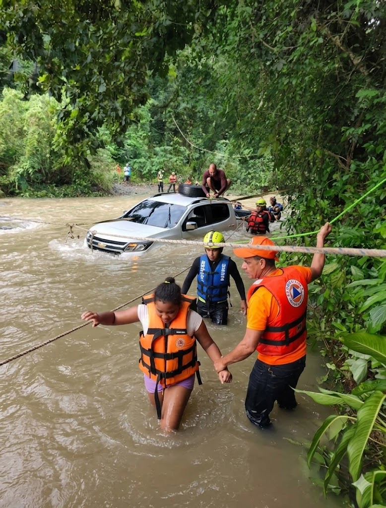 Defensa Civil rescata a 19 personas tras crecida de río en Monseñor Nouel - Noticias de hoy en República Dominicana | De Último Minuto