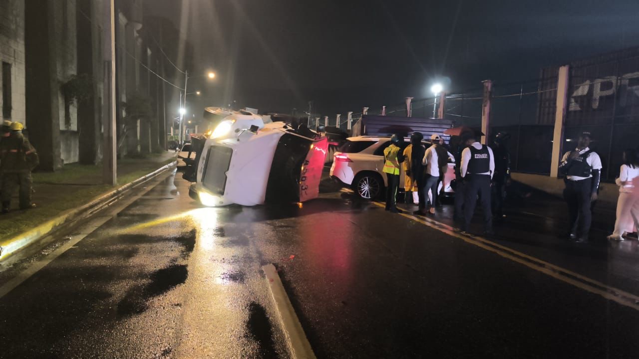 Patana se vuelca en la avenida George Washington y provoca congestión vehicular - Noticias de hoy en República Dominicana | De Último Minuto