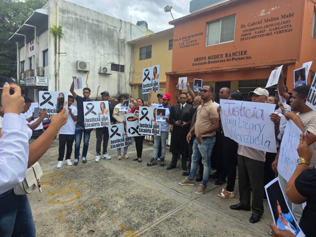 Clamor por justicia: familiares y amigos de Licairis Díaz Valenzuela protestan por crimen en Mirador Sur - Noticias de hoy en República Dominicana | De Último Minuto