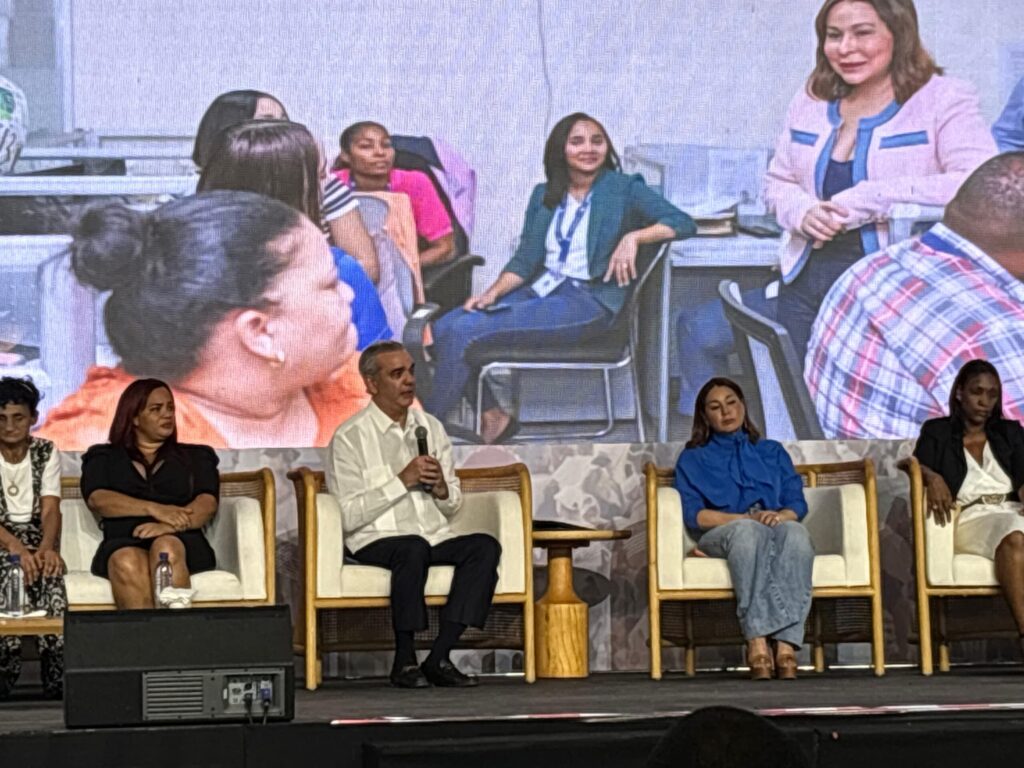 Abinader prioriza a los más vulnerables y promete fortalecer la ayuda social en todo el país