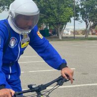 Joven de Tamboril viaja en bicicleta hasta el “edificio rojo” para que Alofoke lo deje participar en “Planeta Alofoke” - Noticias de hoy en República Dominicana | De Último Minuto
