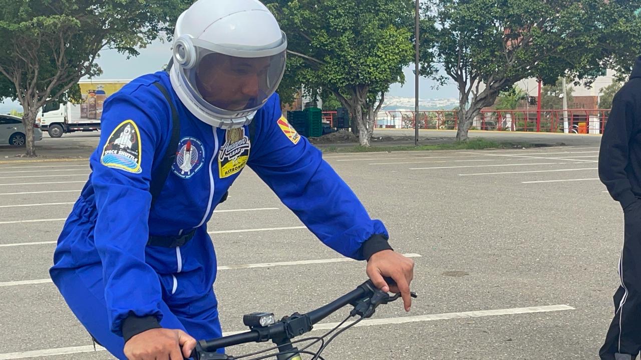 Joven de Tamboril viaja en bicicleta hasta el “edificio rojo” para que Alofoke lo deje participar en “Planeta Alofoke” - Noticias de hoy en República Dominicana | De Último Minuto