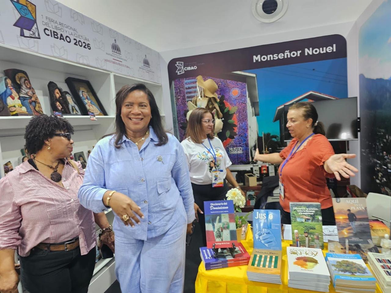 Adela Tejada participa en jornada dedicada a Monseñor Nouel en la Feria Regional del Libro y la Cultura Cibao 2026 - Noticias de hoy en República Dominicana | De Último Minuto