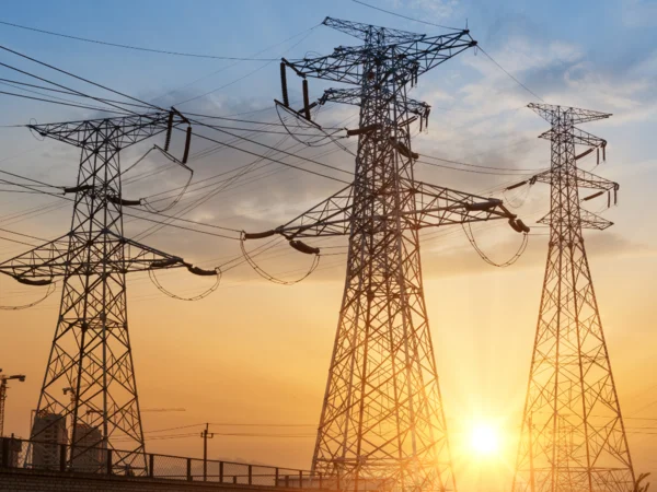 Ejecutan trabajos de modernización en red eléctrica en El limón de Samaná