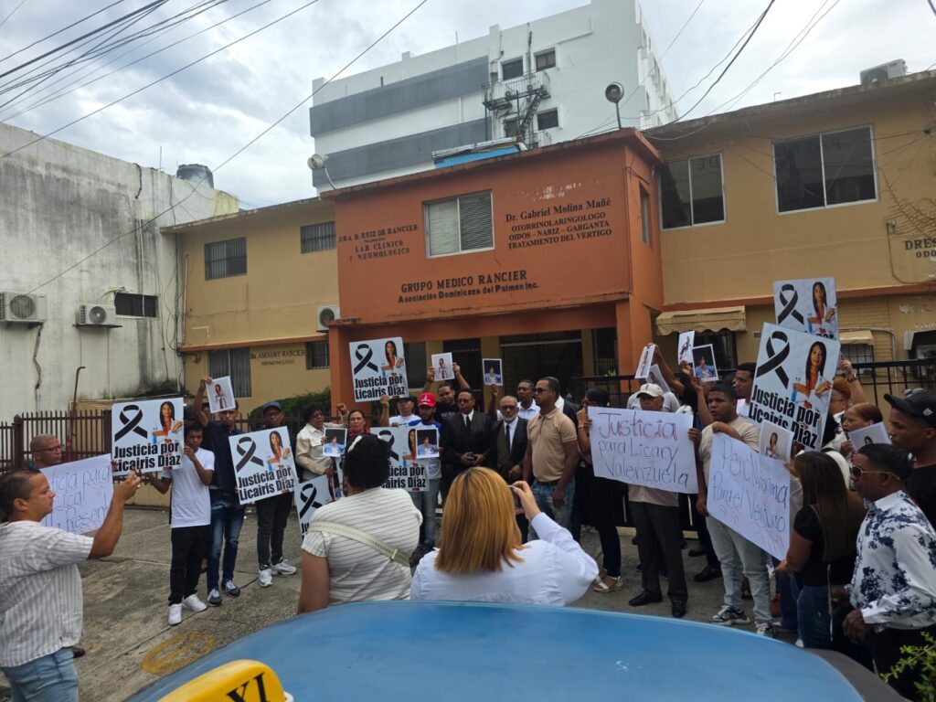Clamor por justicia: familiares y amigos de Licairis Díaz Valenzuela protestan por crimen en Mirador Sur - Noticias de hoy en República Dominicana | De Último Minuto